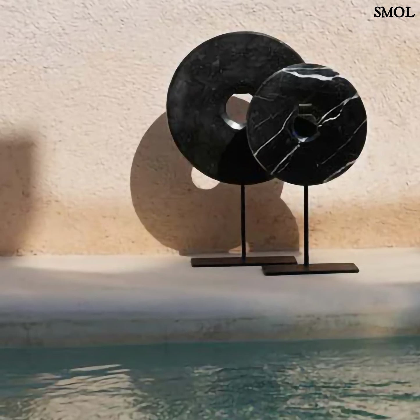 Fekete Márvány Dekoráció Állványon – 40 cm | MARBLE DISC BLACK - smol.hu - medencénél