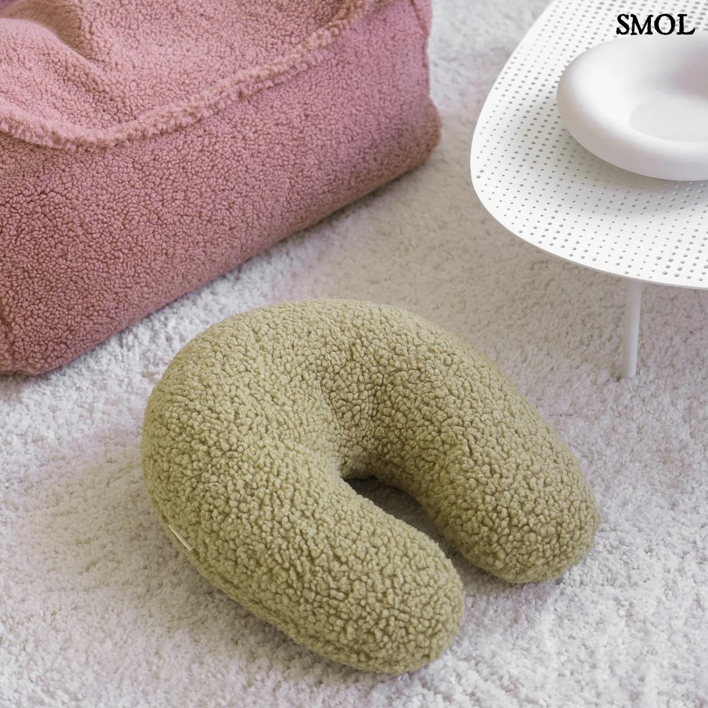 Gyerek U-párna | MATCHA, U-alakú gyerekpárna - SMOL - szőnyegen, nagyítva