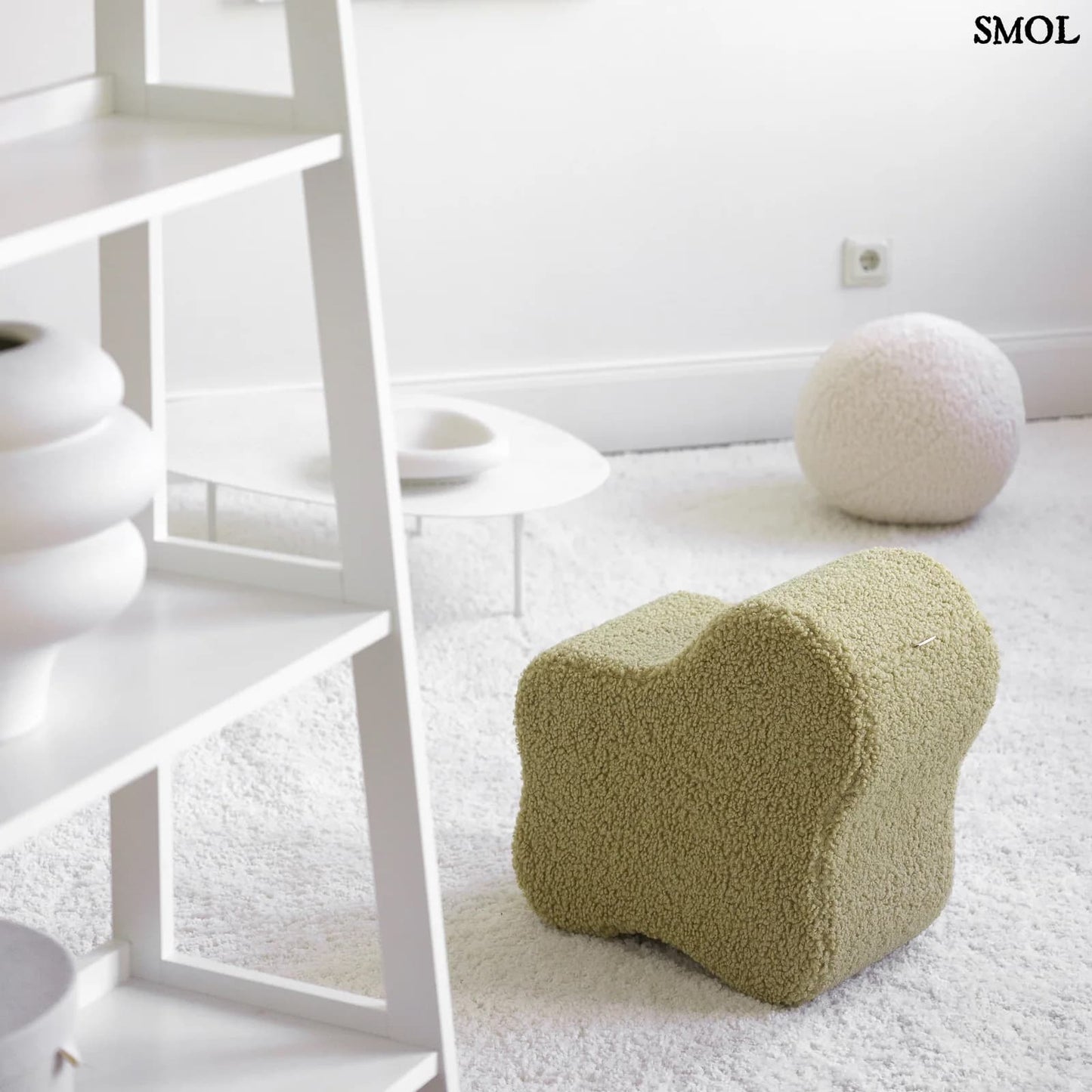 Gyerek felhő puff | CLOUD MATCHA - SMOL - fehér szobában, felállítva