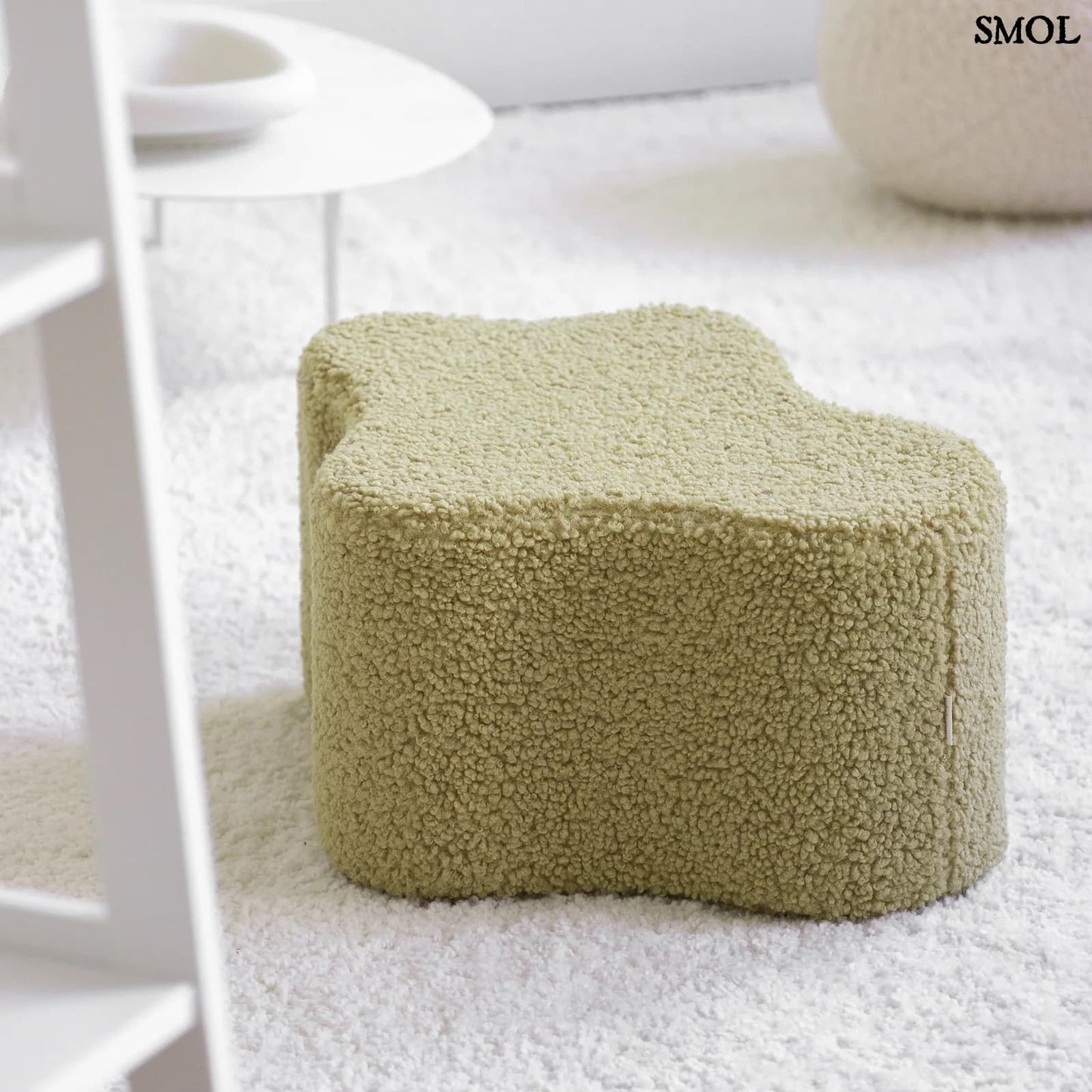 Gyerek felhő puff | CLOUD MATCHA - SMOL - fehér szobában, nagyítva