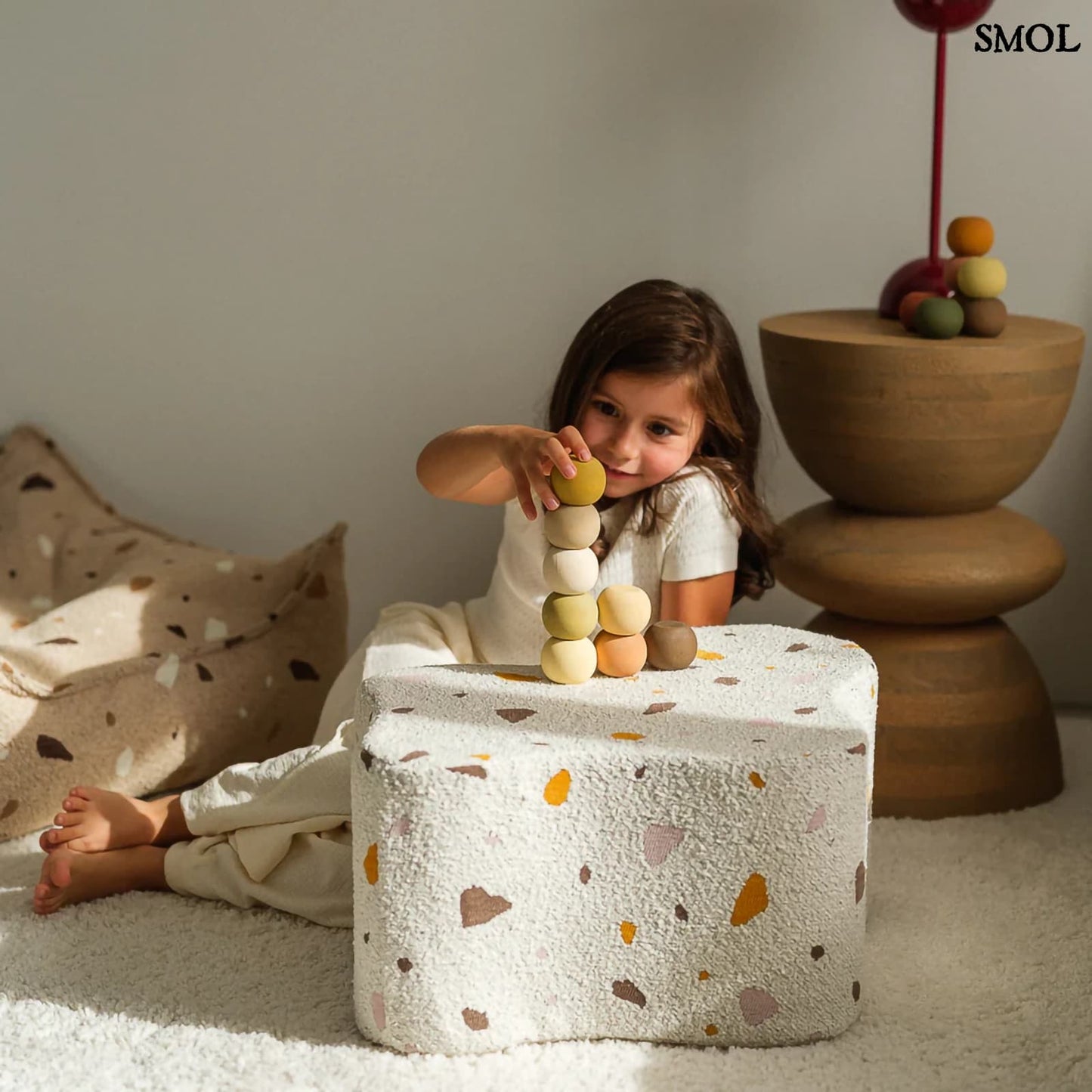 Gyerek felhő puff | TERRAZZO MARBLE | SMOL - játszó gyerekkel, gyerekszobában