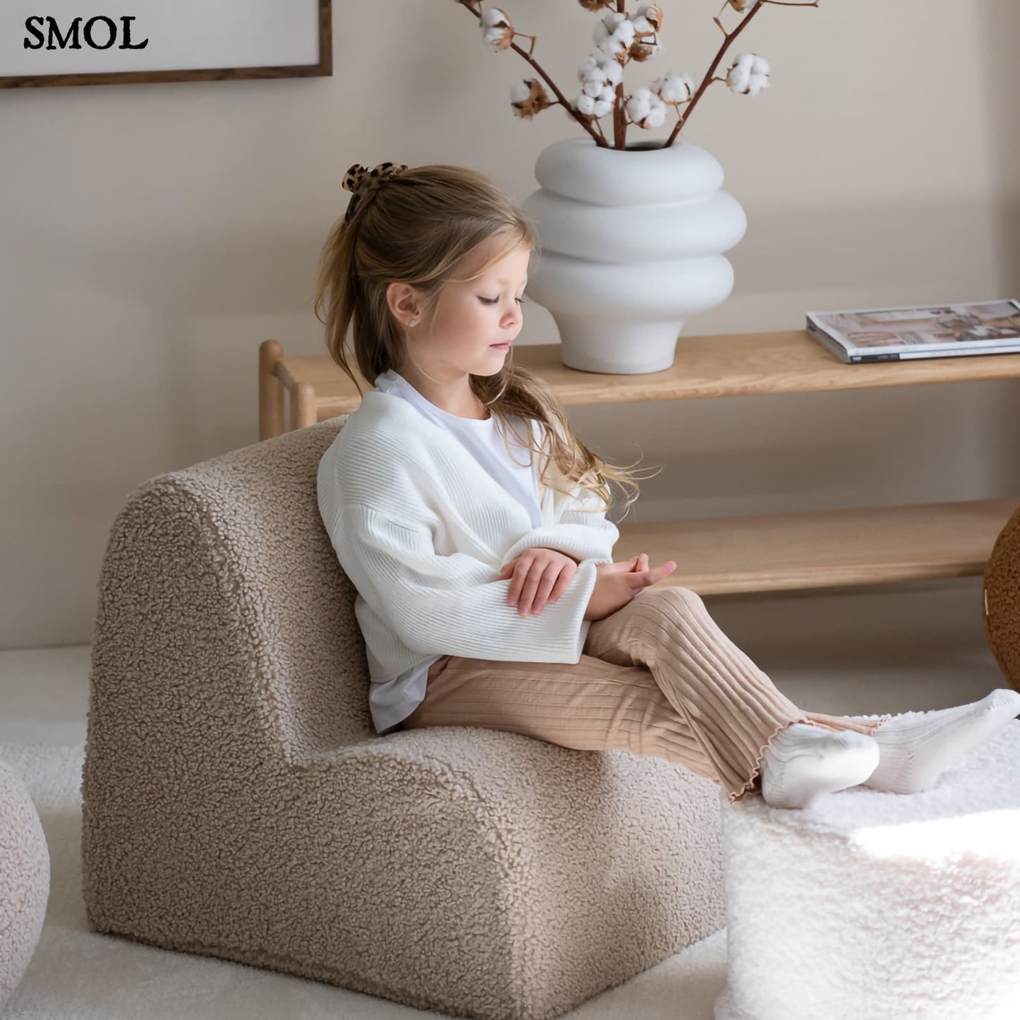 Gyerek felhőfotel| BISCUIT, felhő alakú, teddy anyagú gyerekfotel - SMOL - ülő gyerekkel