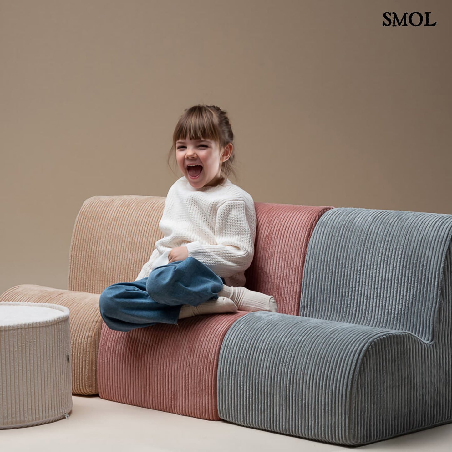 Gyerek felhőfotel | PEPPERMINT, felhő alakú, kordbársony gyerekfotel - SMOL - három színű felhőfotel egymás mellett, gyerekkel