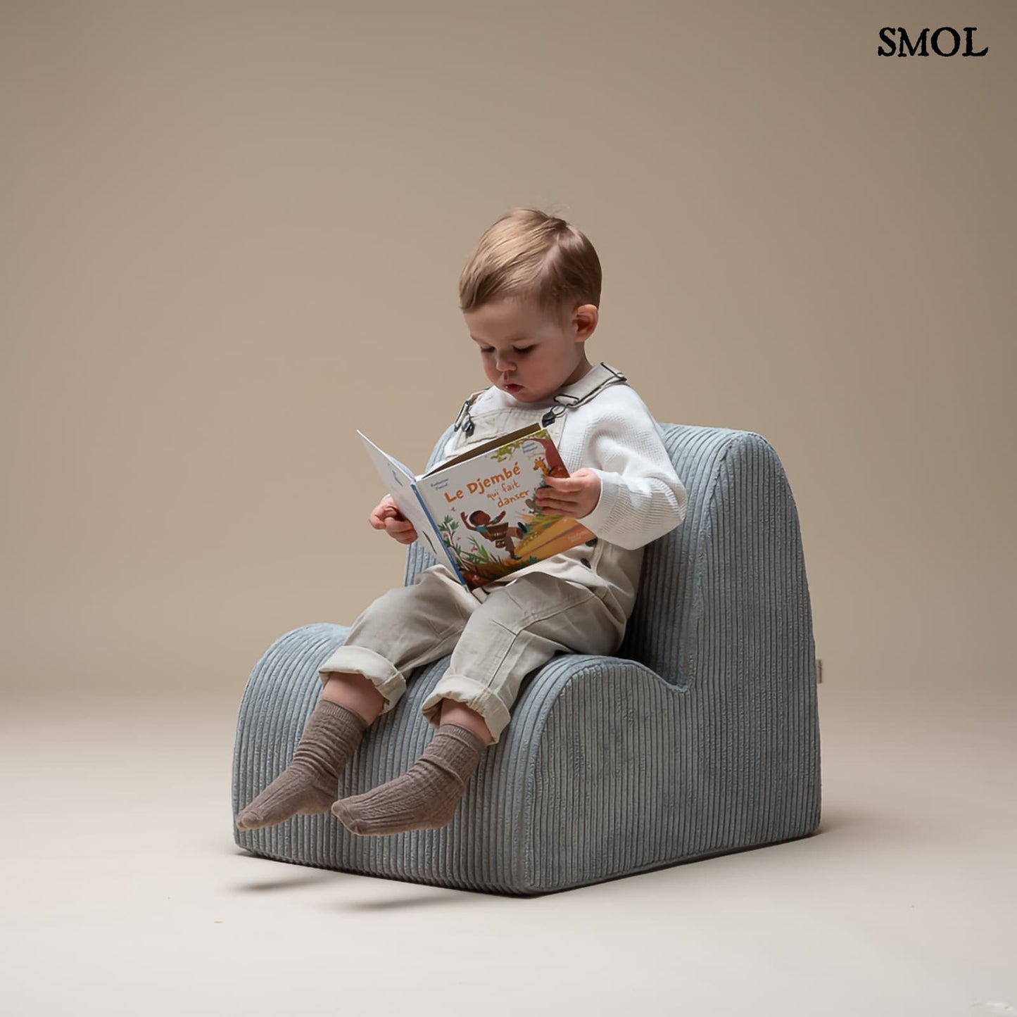 Gyerek felhőfotel | PEPPERMINT, felhő alakú, kordbársony gyerekfotel - SMOL - olvasó gyerekkel