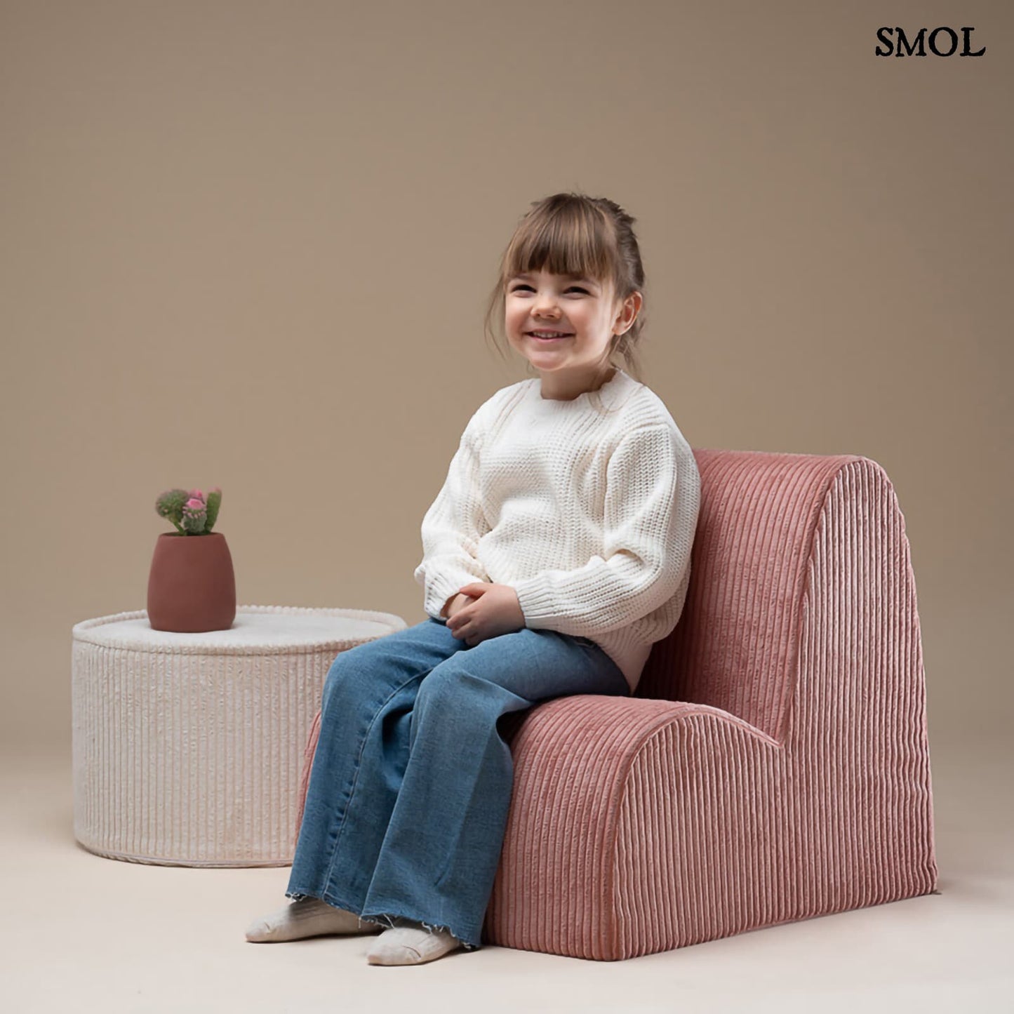 Gyerek felhőfotel | PINK MOUSSE felhő alakú, teddy anyagú gyerekfotel - SMOL - boldog gyerekkel