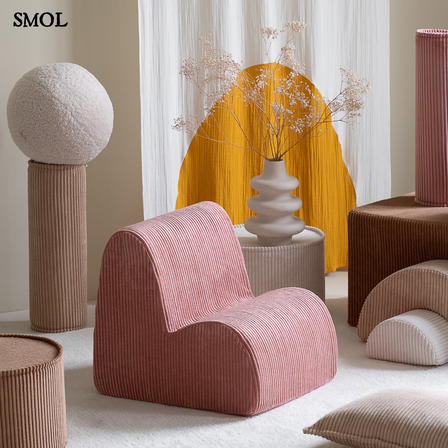 Gyerek felhőfotel | PINK MOUSSE felhő alakú, teddy anyagú gyerekfotel - SMOL - barnás kiegészítőkkel, gyerekszobában