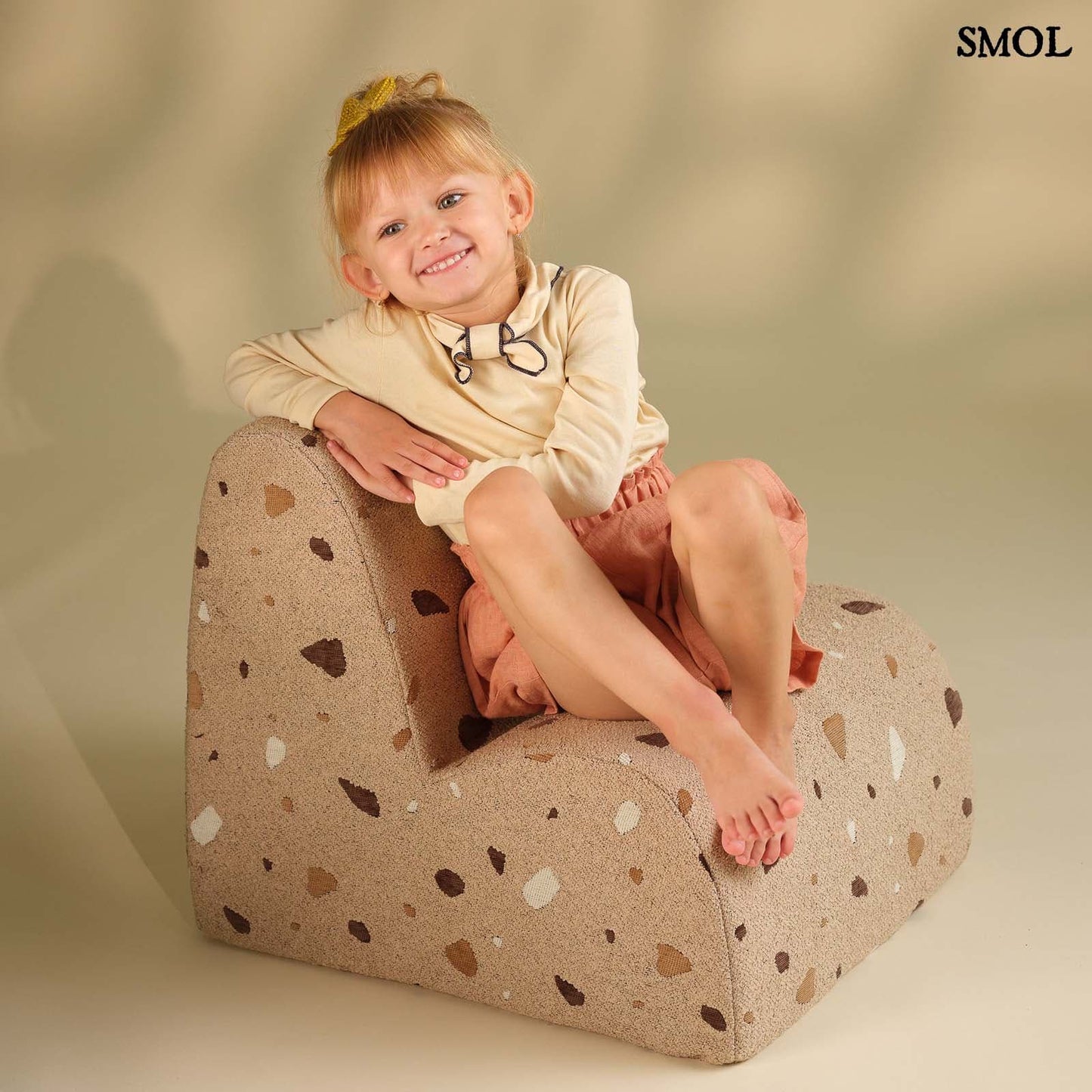 Gyerek felhőfotel | TERRAZZO SAND - SMOL - mosolygó gyerekkel