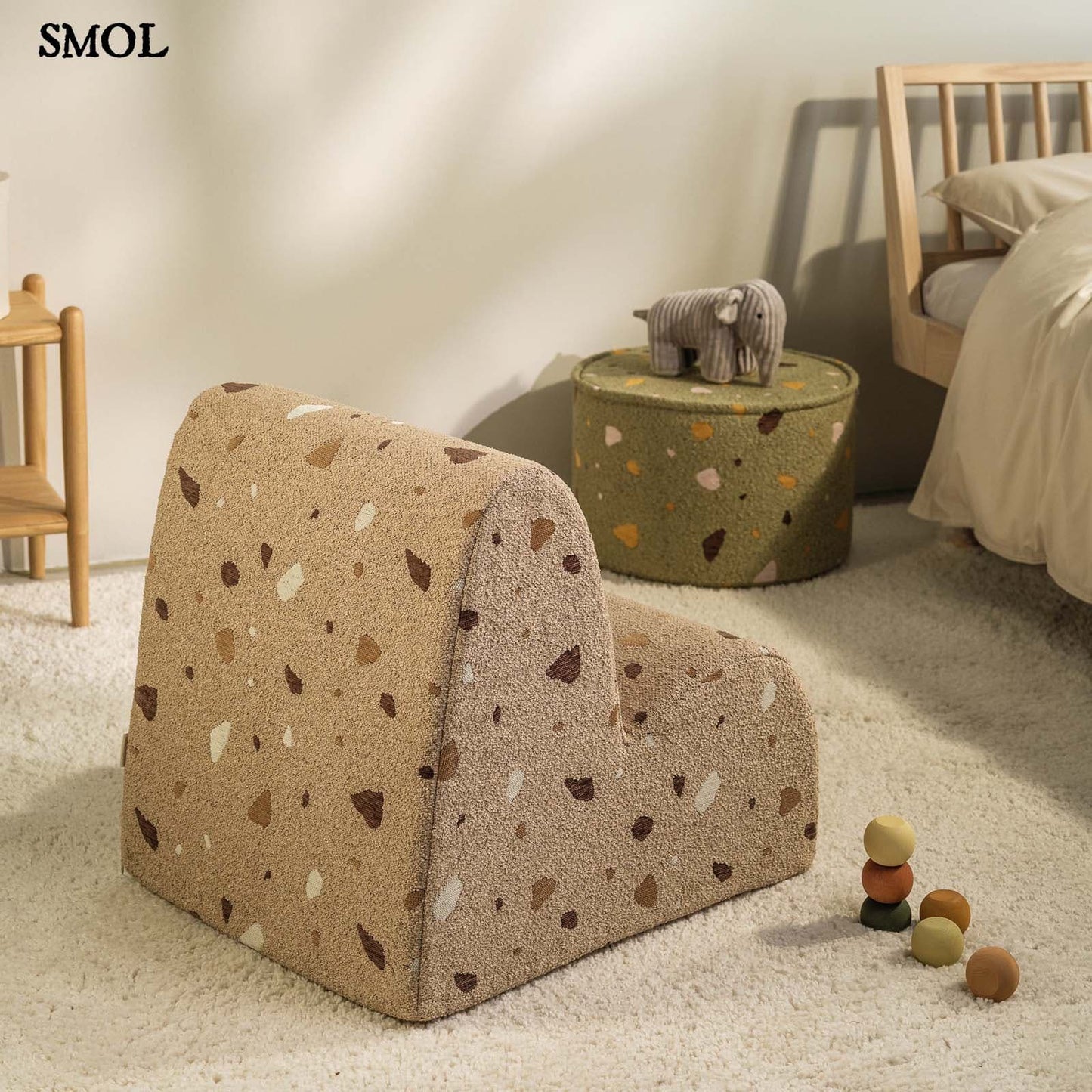 Gyerek felhőfotel | TERRAZZO SAND - SMOL - hátulról, gyerekszobában
