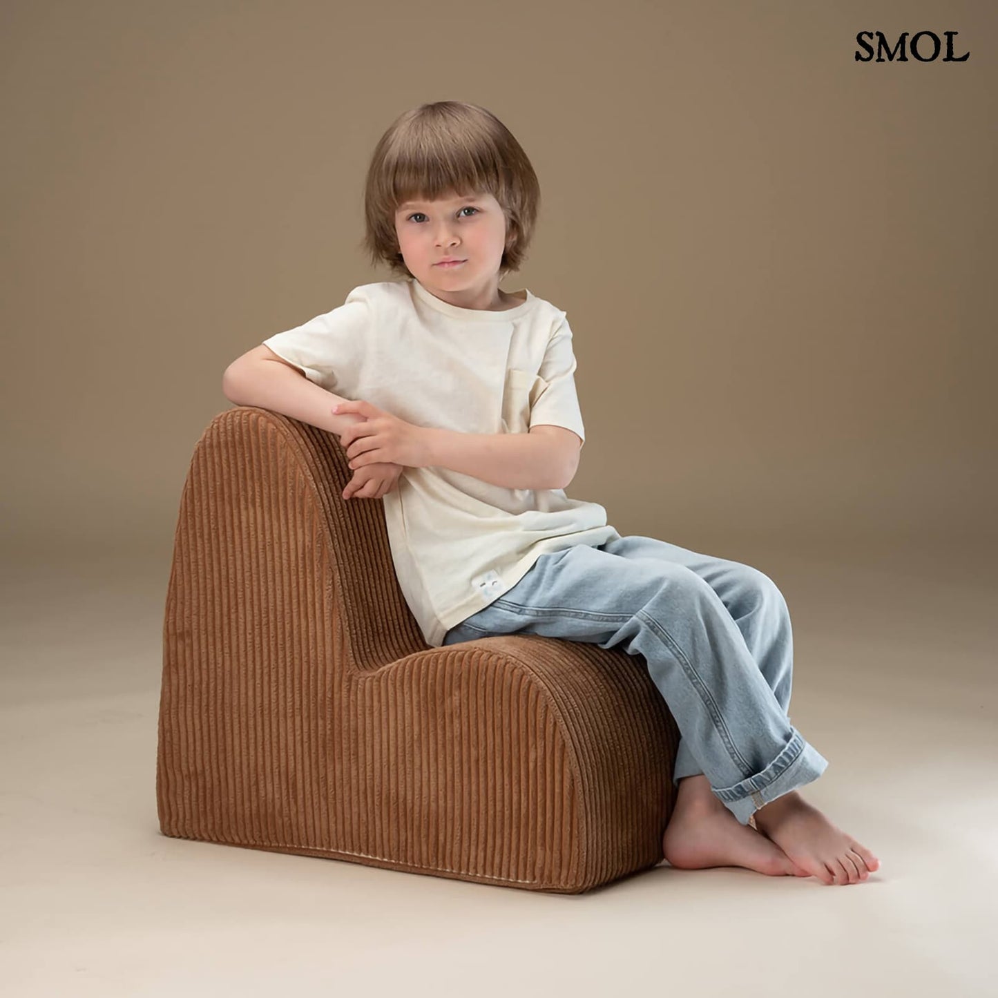 Gyerek felhőfotel | TOFFEE, felhő alakú, kordbársony gyerekfotel - SMOL - gyerekkel