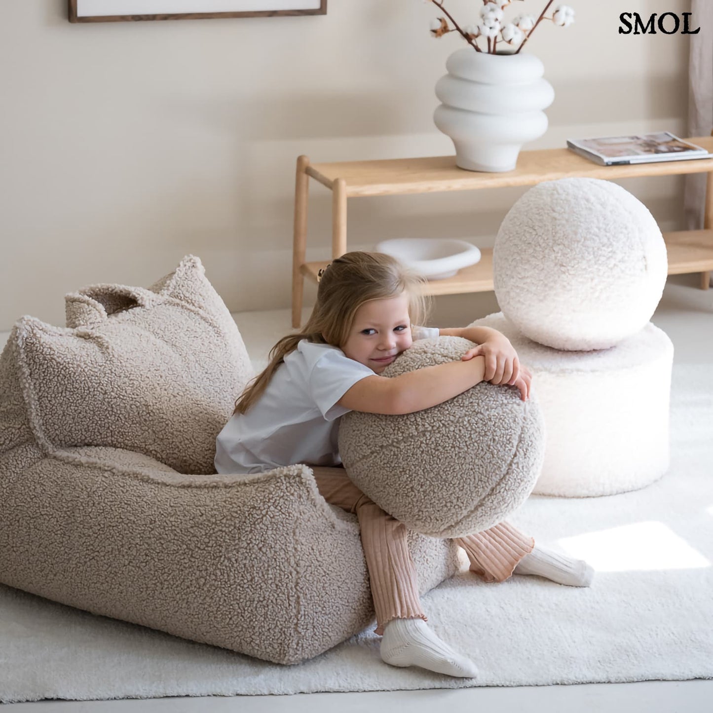 Gyerek labdapárna| CREAM WHITE, labda alakú gyerekpárna - SMOL - ölelő gyerekkel