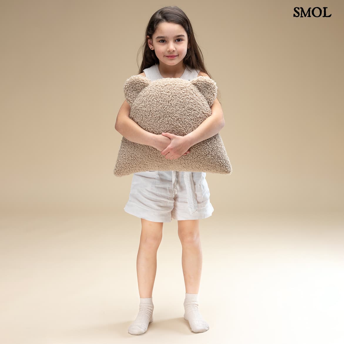 Gyerek mackós párna | BISCUIT, mackó alakú gyerekpárna - SMOL - ölelő gyerekkel