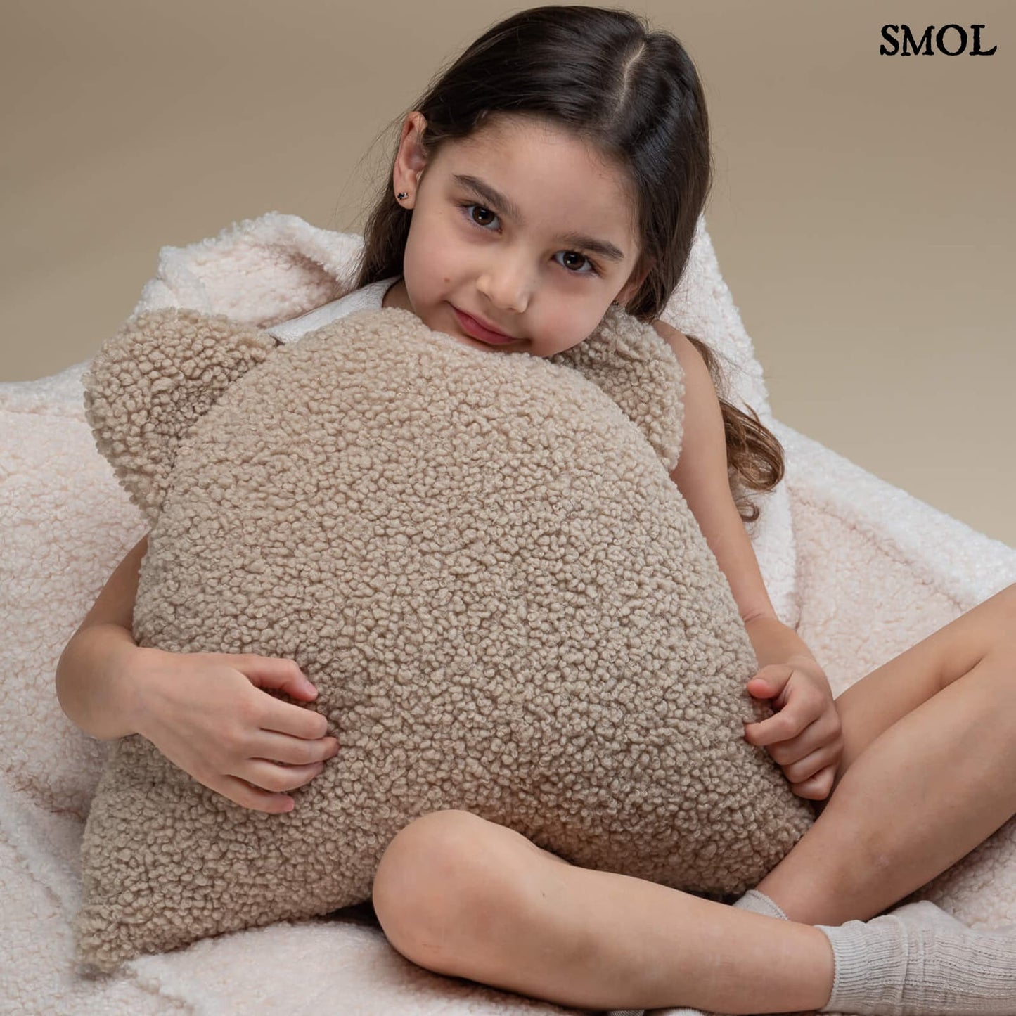 smol.hu -BISKY, mackó alakú gyerekpárnaaGyerek mackós párna | BISCUIT, mackó alakú gyerekpárna - SMOL - ölelő gyerekkel, nagyítva