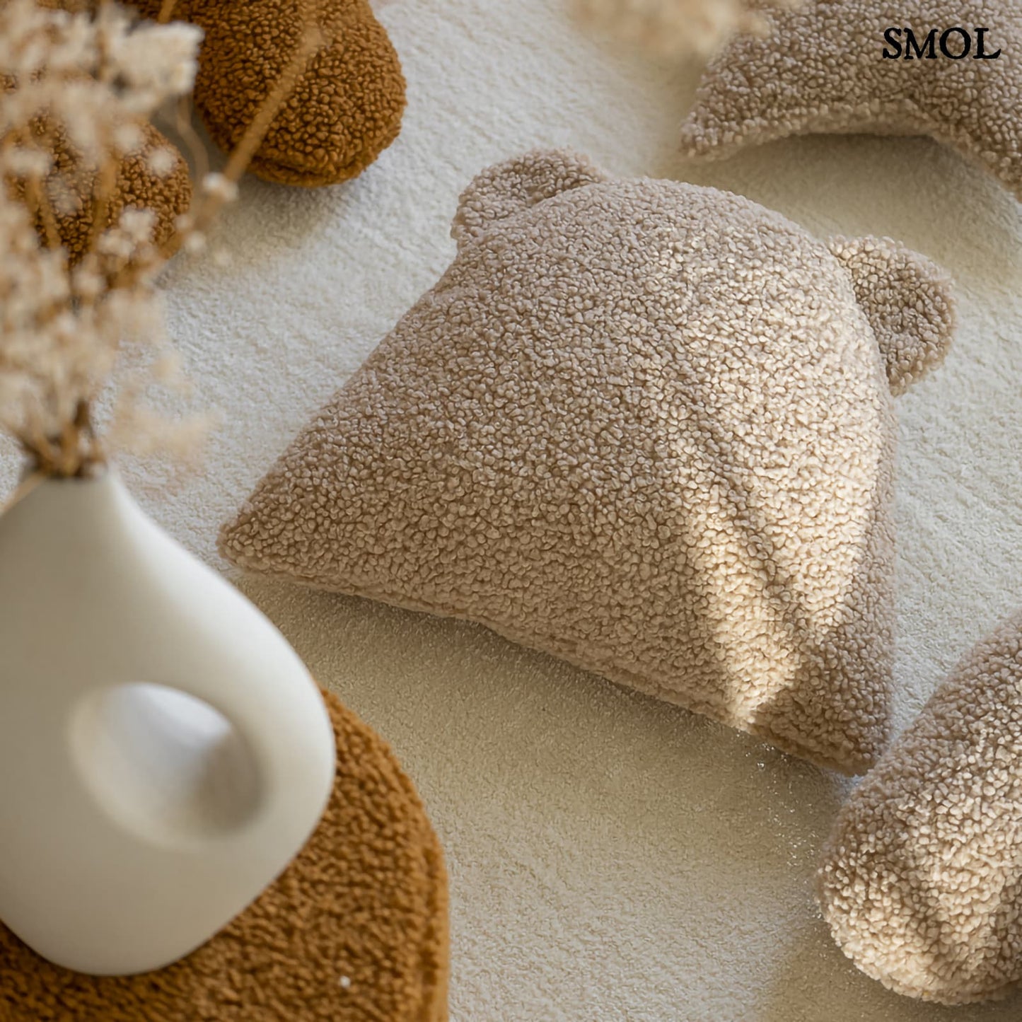 Gyerek mackós párna | BISCUIT, mackó alakú gyerekpárna - SMOL - szőnyegen