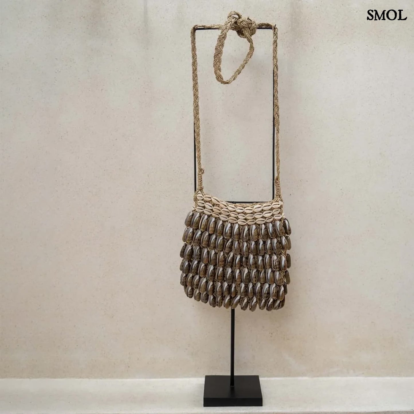 Kagylóval díszített táska tartón, 75 cm -SHELL PURSE - smol.hu - fal előtt