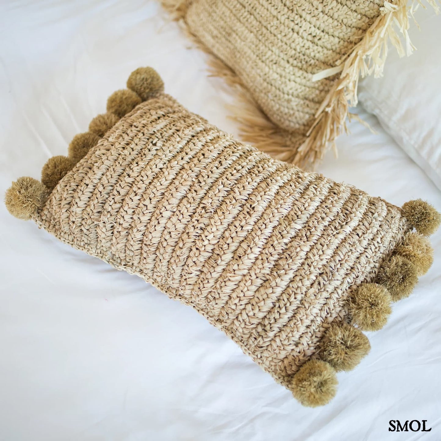 Raffia Díszpárna Pomponnal, 50x30| SANUR - smol.hu - ágyon