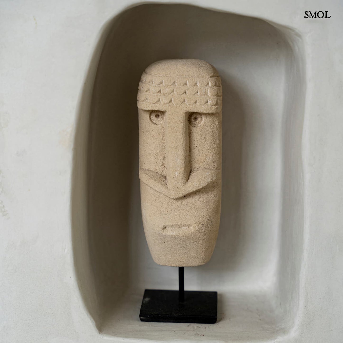 SUMBA21, kőszobor tartón, 19 cm - smol.hu
