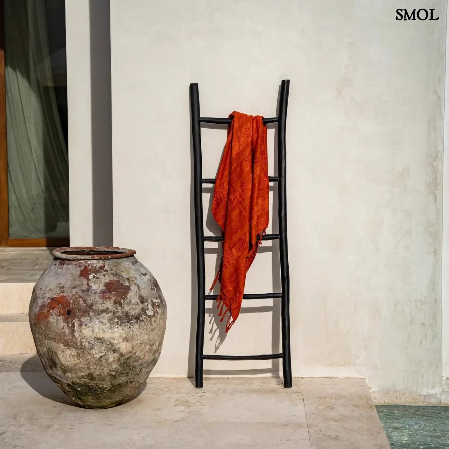 Teakfa Tároló Létra, 165 cm, fekete | TULUM | SMOL - kaspóval, rozsdaszínű pléddel