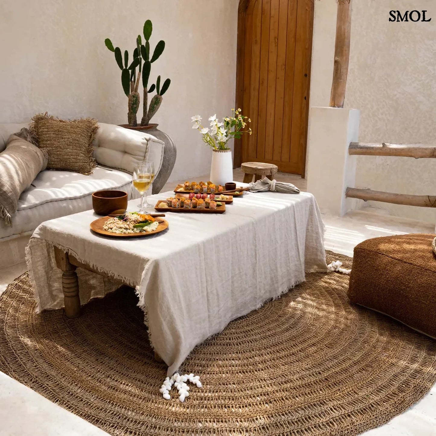Természetes Tengerifű Szőnyeg, kerek | SEAGRASS CARPET | SMOL - nappaliban, megterített asztallal