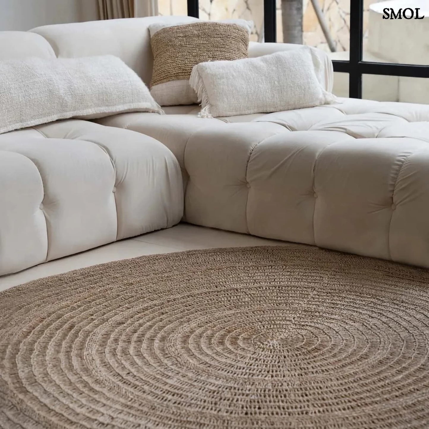 Természetes Tengerifű Szőnyeg, kerek | SEAGRASS CARPET | SMOL - nappaliban, kanapéval