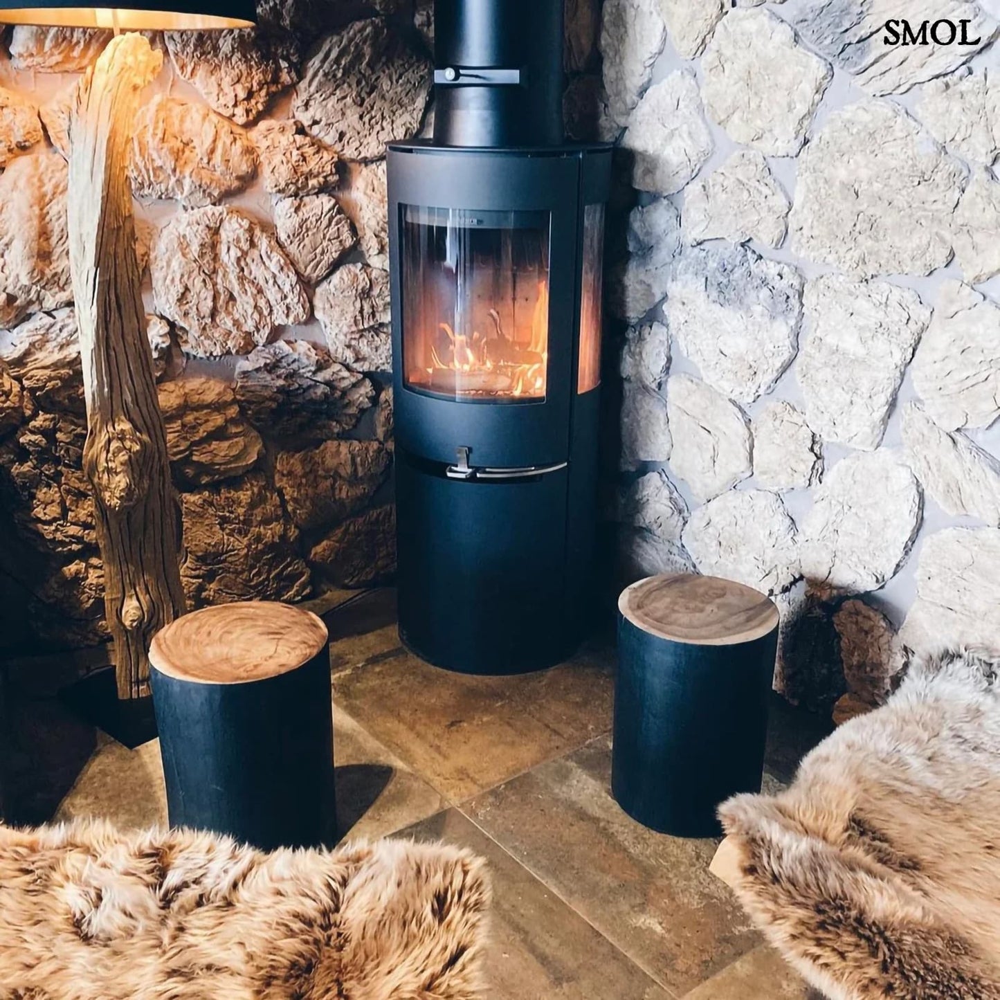 Természetes fa kisasztal és ülőke, fekete | TRIBE | SMOL - kandallóval