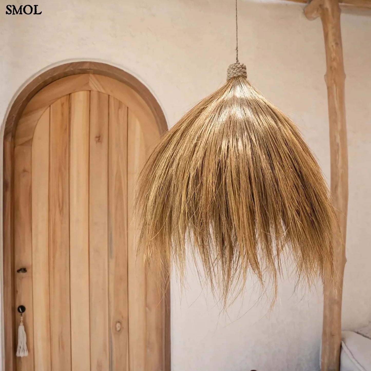 Természetes fű függőlámpaernyő, nagyméretű | RAYUNG HUT | SMOL - ajtó előtt