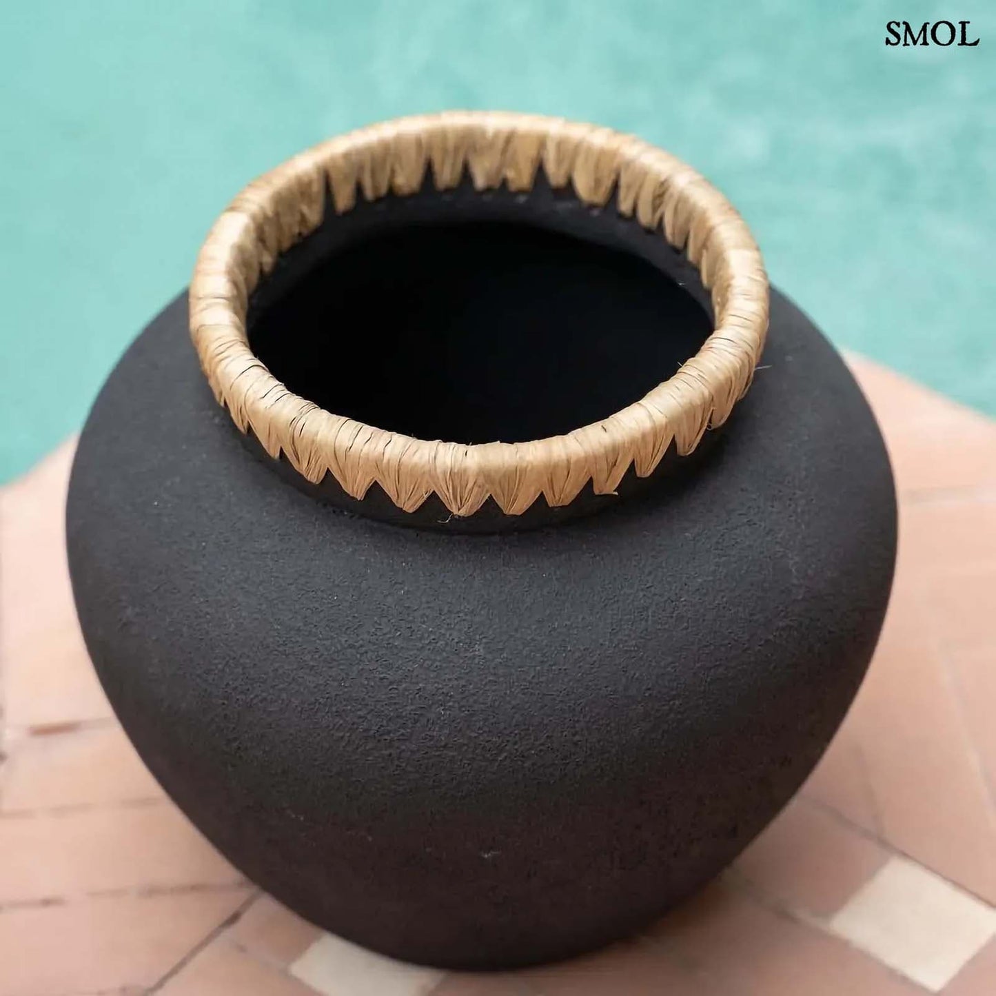 Váza - fekete, terrakotta, raffiával, 29 cm | STAYA - smol.hu - medencével háttérben