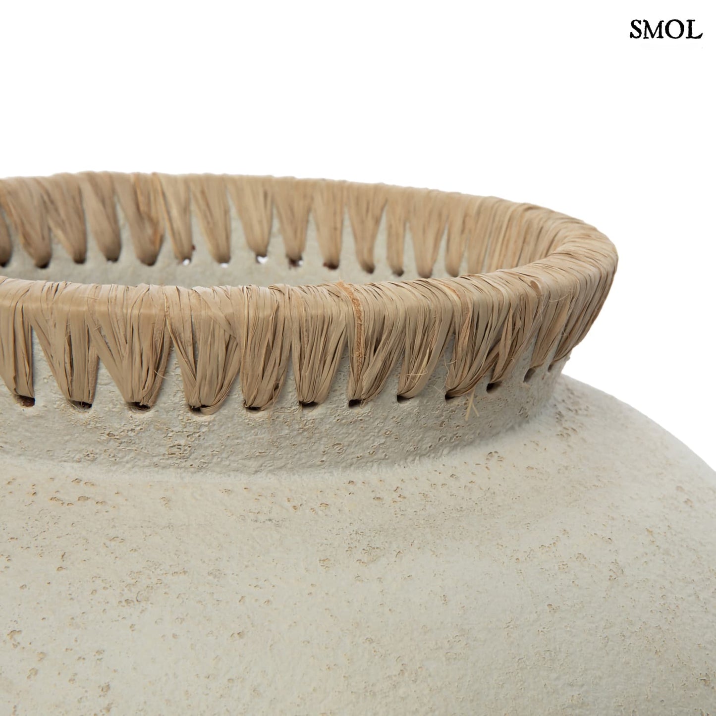 Betonhatású, terrakotta váza raffiával, ⌀29 cm - STYLY - smol.hu - raffia díszítés közelről