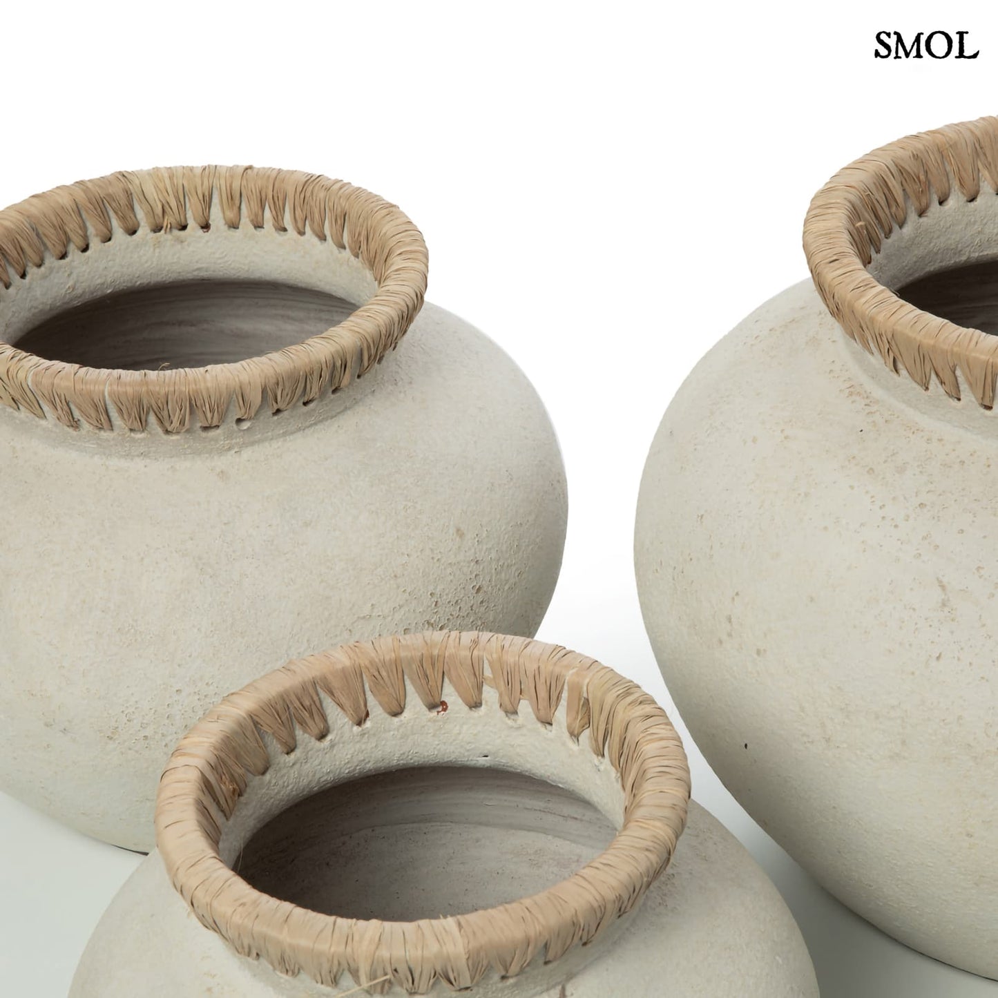 Betonhatású, terrakotta váza raffiával, ⌀29 cm - STYLY - smol.hu - három méretben, felülről