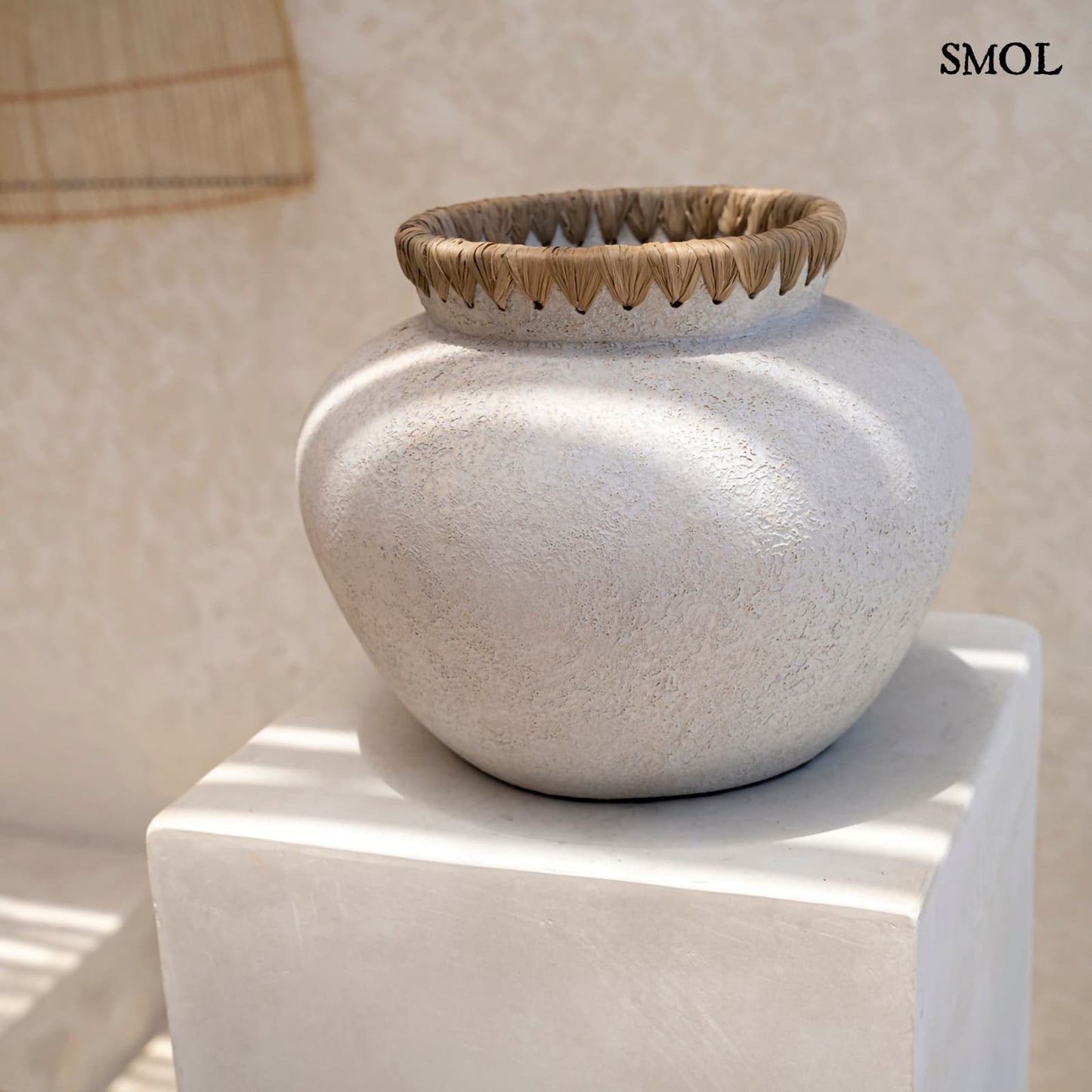 Betonhatású, terrakotta váza raffiával, ⌀29 cm - STYLY - smol.hu - fal előtt