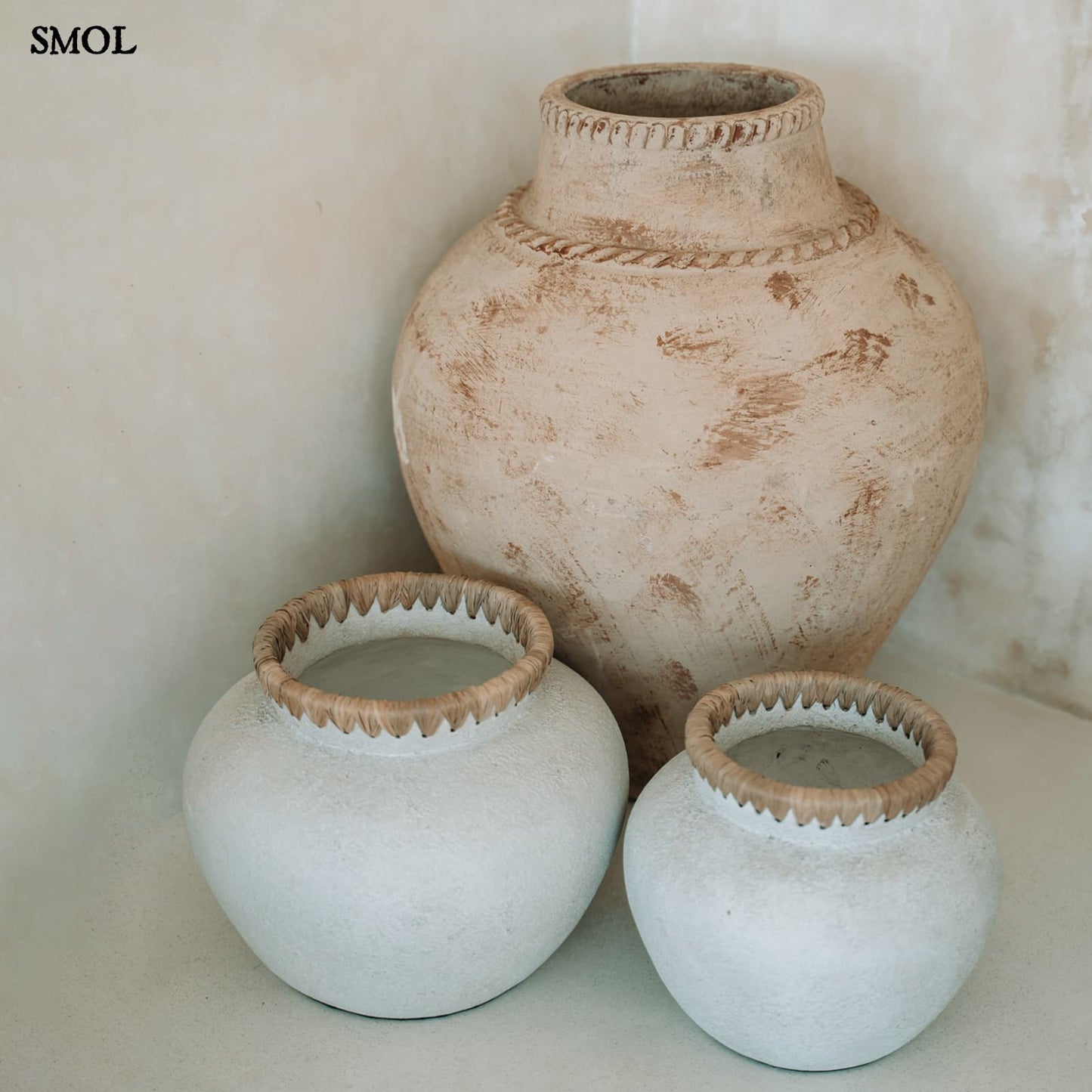 Betonhatású, terrakotta váza raffiával, ⌀29 cm - STYLY - smol.hu - más vázákkal