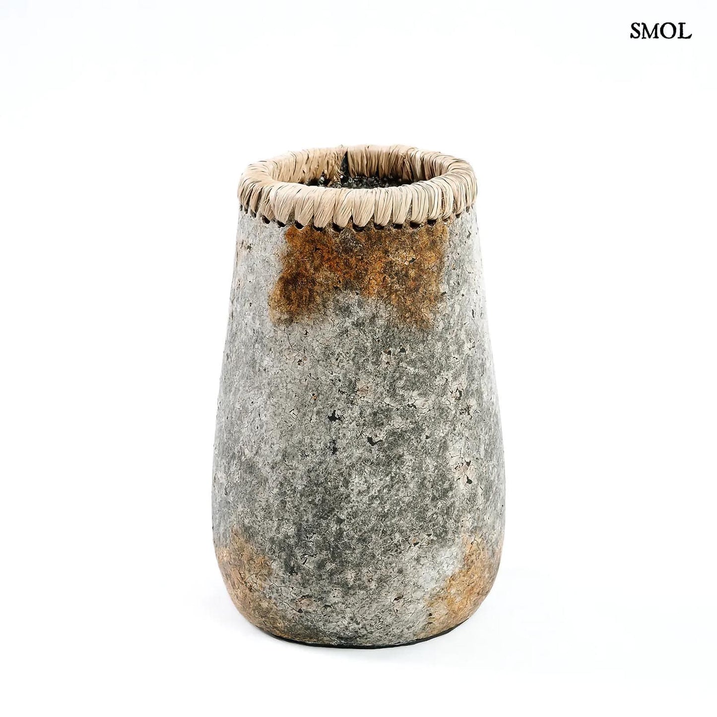 Váza - terrakotta, szürke, raffiával, 22 cm | SUSIE - smol.hu - fehér háttérrel