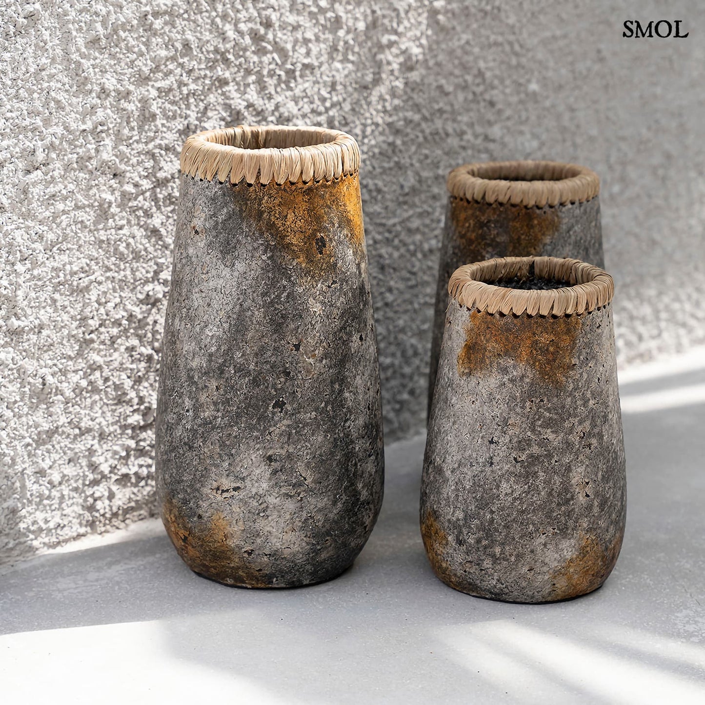 Váza - terrakotta, szürke, raffiával, 22 cm | SUSIE - smol.hu - három méretben, teraszon, nagyítva