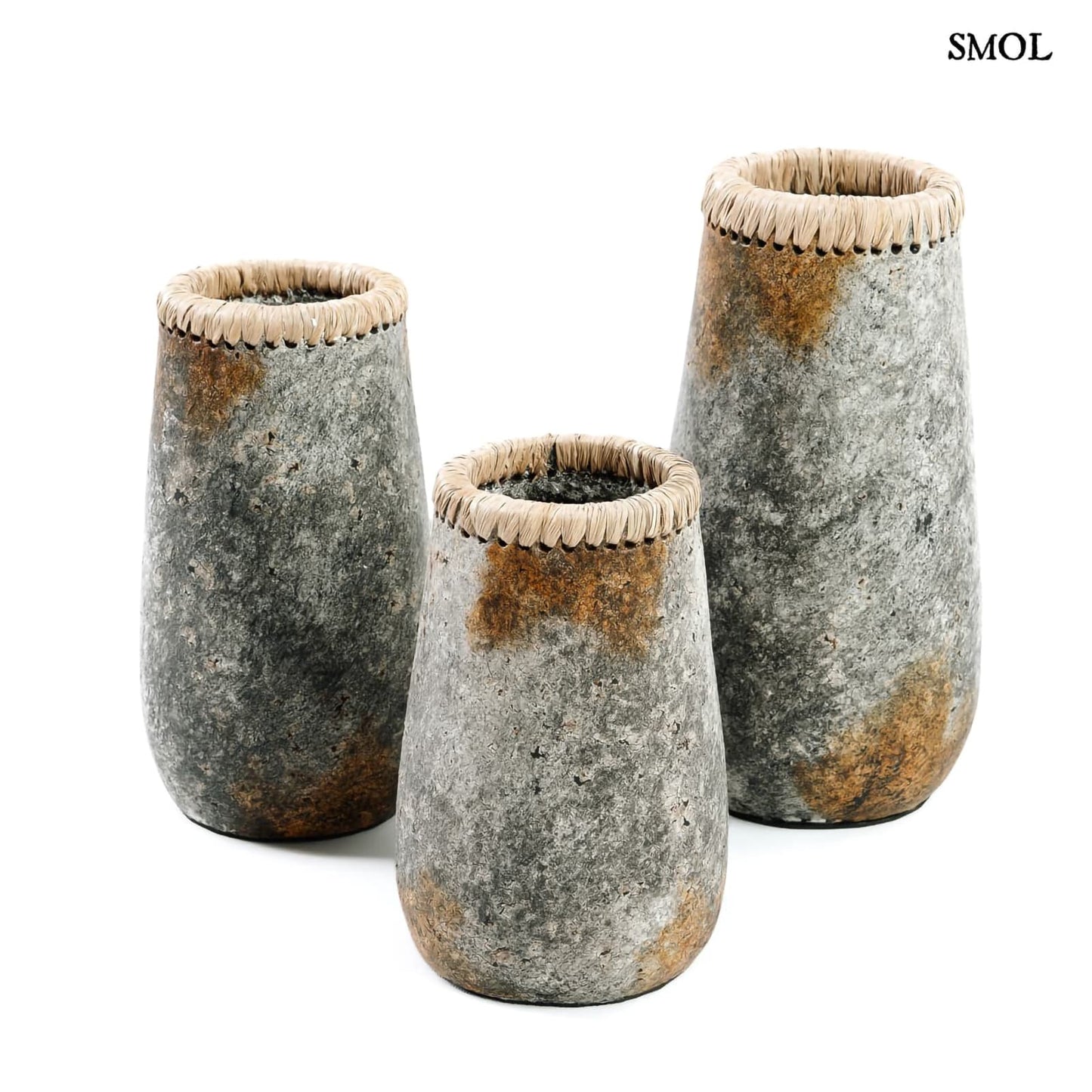 Váza - terrakotta, szürke, raffiával, 22 cm | SUSIE - smol.hu - három méretben