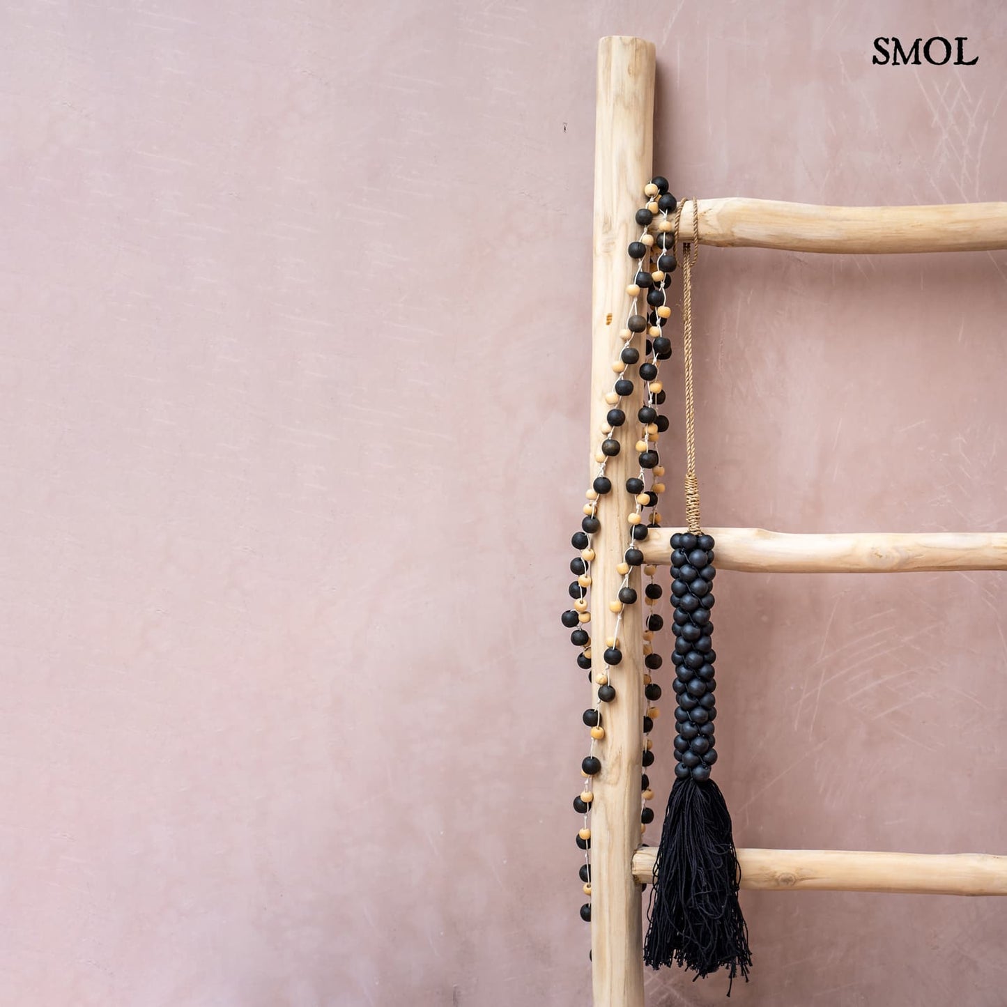 WOODEN BEADS, fekete gyöngyös, bojtos függődísz, 80 cm - smol.hu- létrán