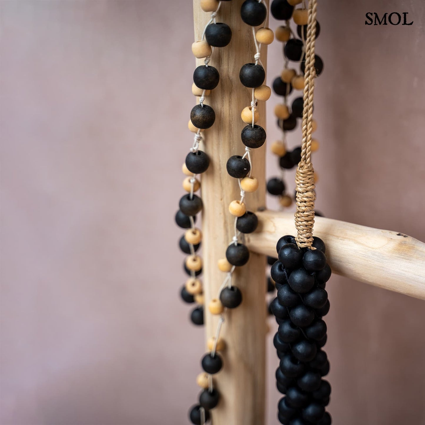 WOODEN BEADS, fekete gyöngyös, bojtos függődísz, 80 cm - smol.hu - létrán, közelről
