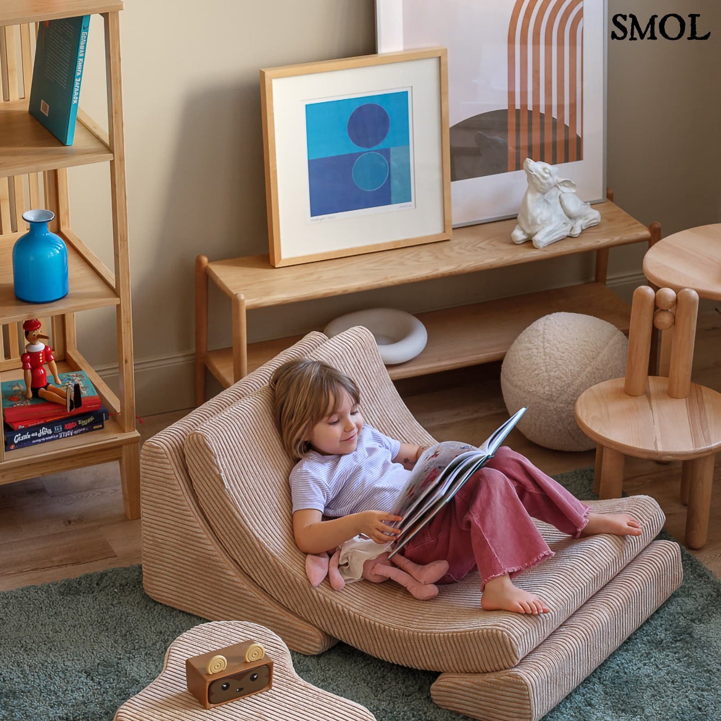 smol.hu -ZORA, hold alakú, moduláris gyerekfotel - szobában, olvasó gyerekkel