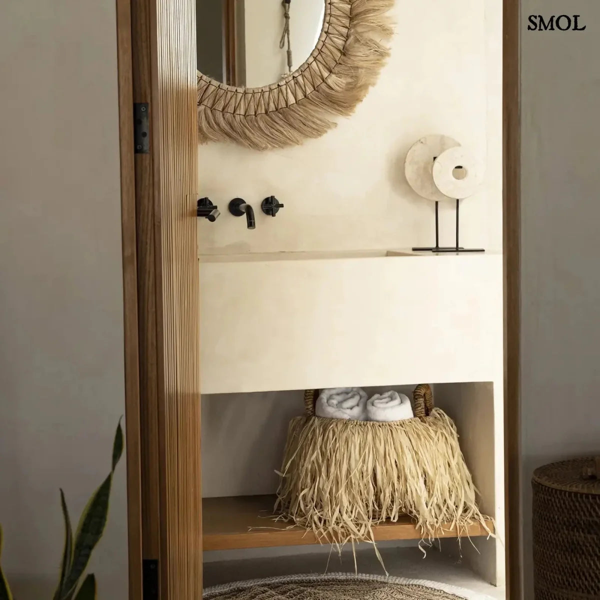 raffia kosár fürdőszobában tükörrel és korong dekorációval állványon
