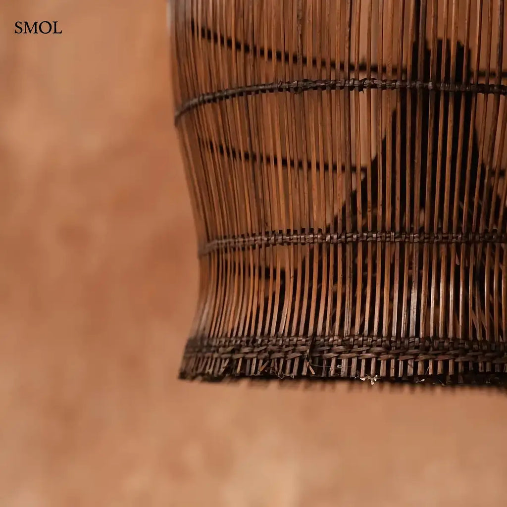 WOVEN BELL sötét dió bambusz kompakt harang formájú lámpaernyő, narancsos háttérrel, nagyítva