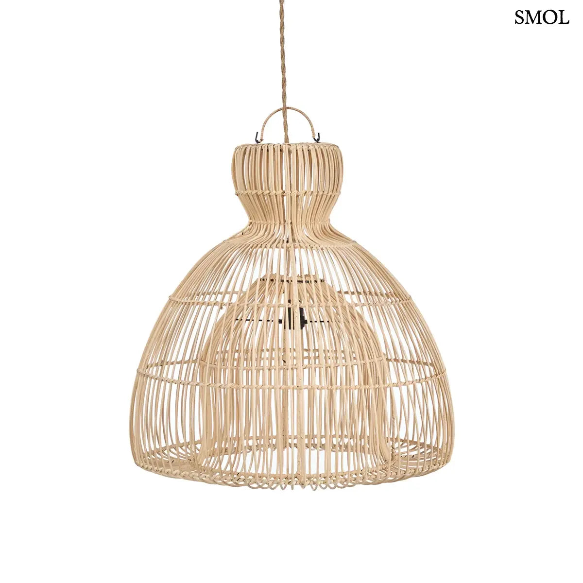 Kézzel font natúr rattan lámpaernyő hagyományos matcha ecset formájú designnal, fehér háttér előtt.