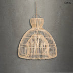 Kézzel font natúr rattan lámpaernyő hagyományos matcha ecset formájú designnal, szürke háttér előtt.