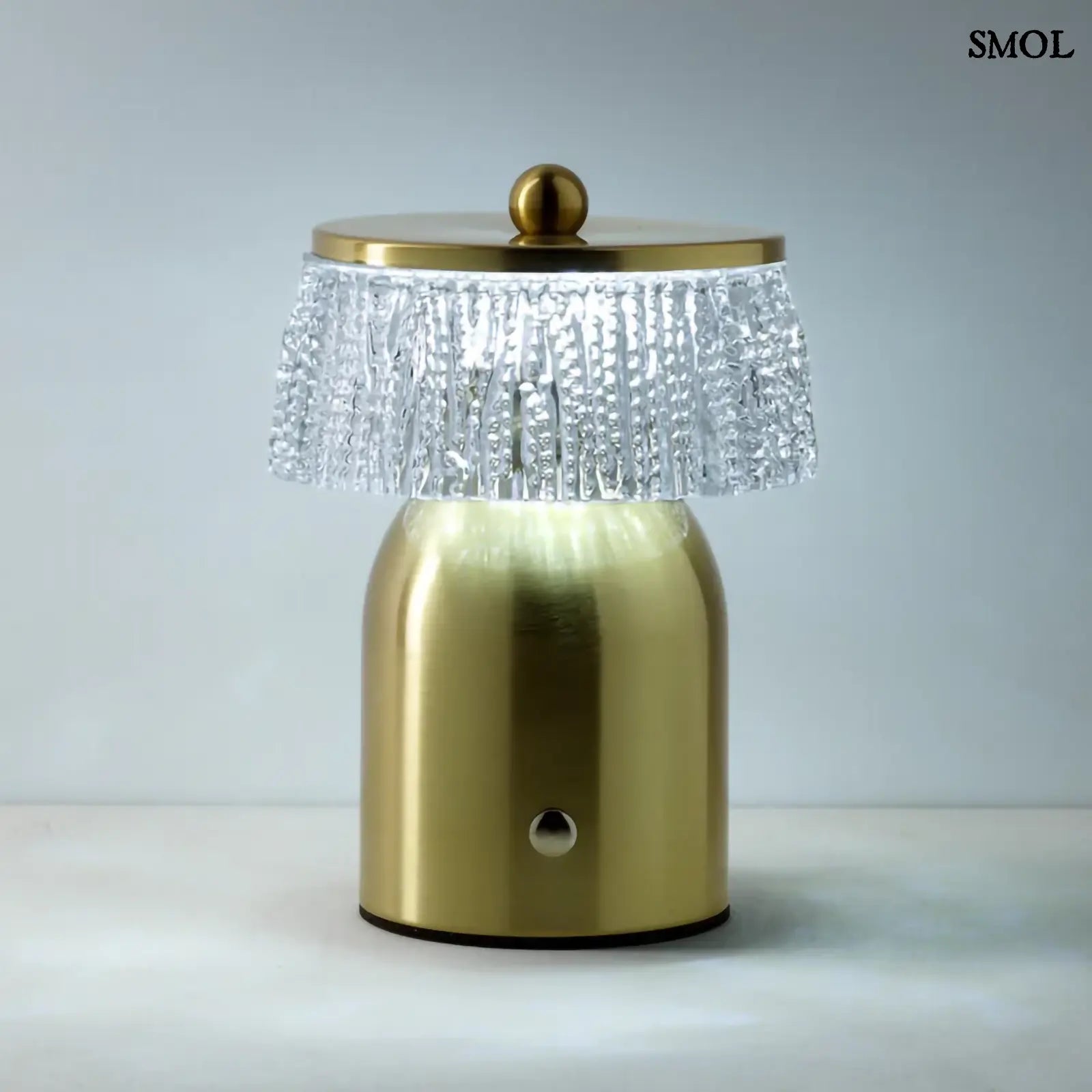 Disco Muffin asztali lámpa sárgaréz alappal és textúrált üveg búrával. Vezeték nélküli, USB töltős, hideg fénnyel