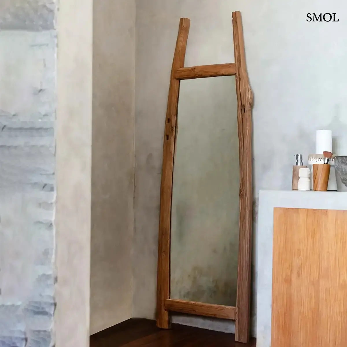 FABULOOK álló öltözködő tükör natúr teak kerettel, fürdőszobában