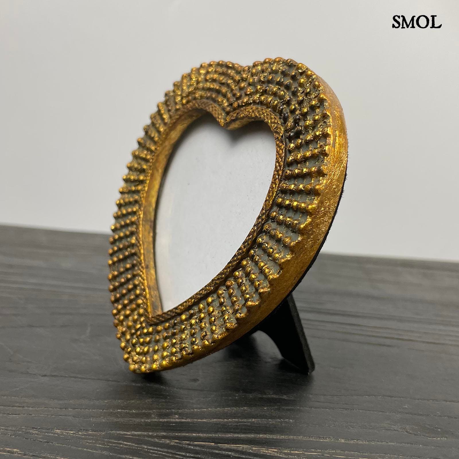 ADORE – szív alakú, antik arany asztali képkeret - 11 cm - smol.hu - kisasztalon
