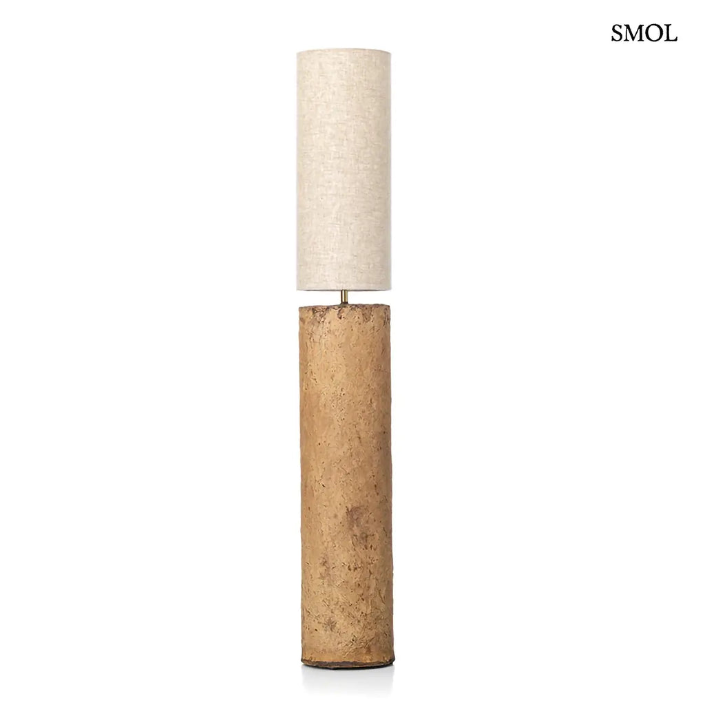 szapbarna papírmasé állólámpa totem formával, L méret, 20×75 cm, fehér háttérrel