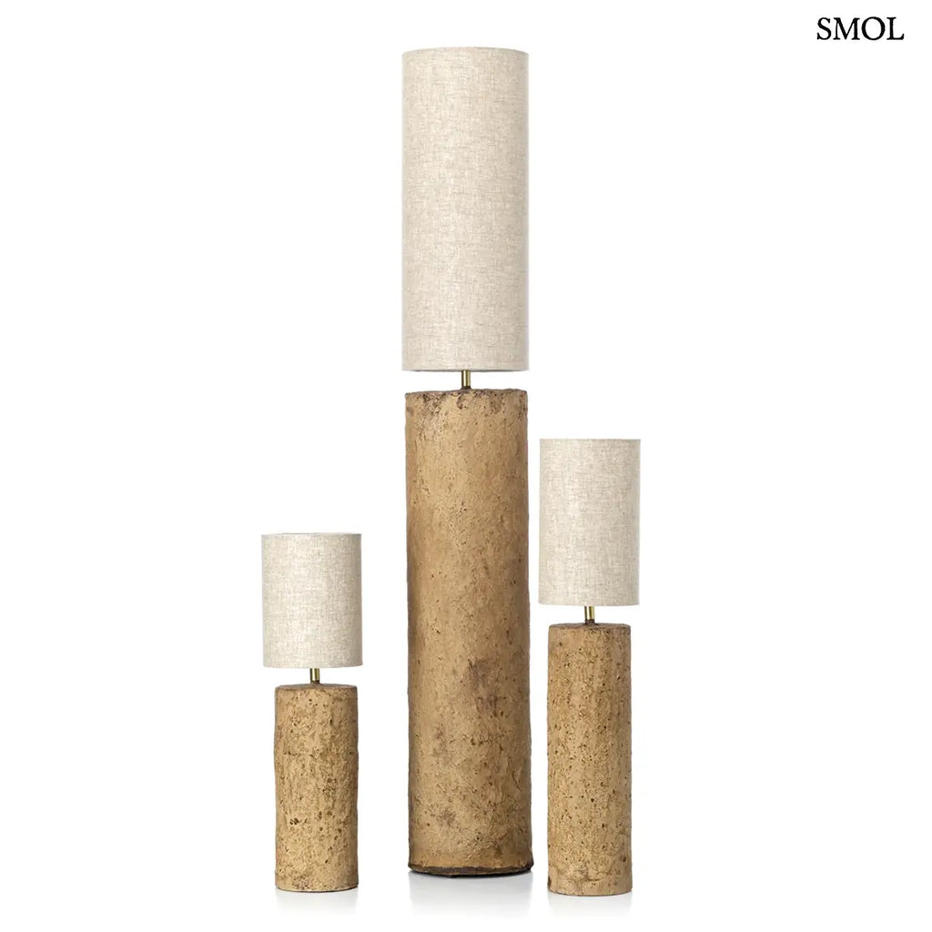 Iszapbarna papírmasé állólámpa totem formával, L méret, 20×75 cm, három méretben