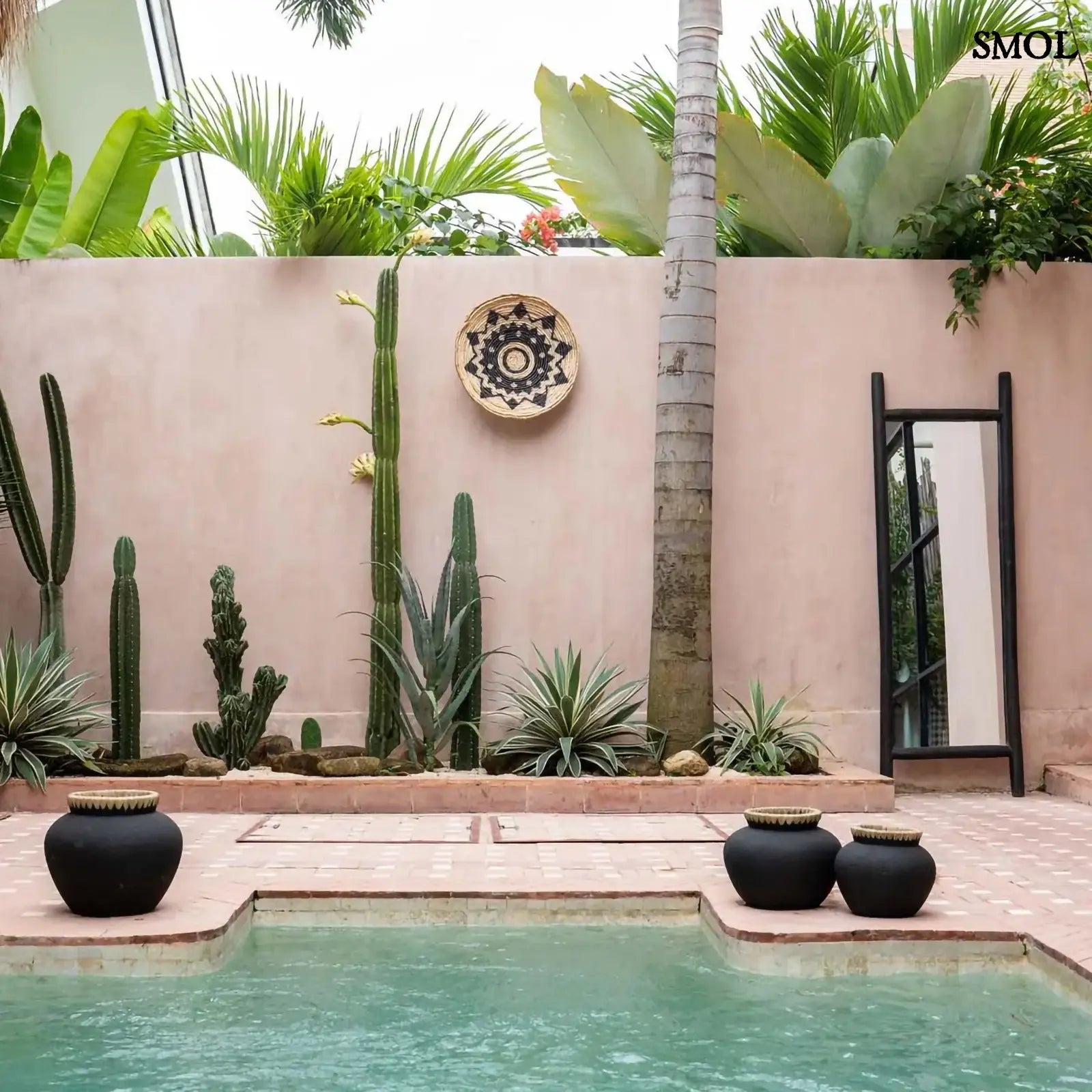 állótükör fekete teakfa keretben teraszon, növényekkel