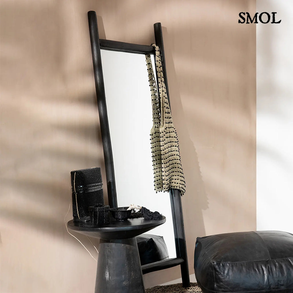 állótükör fekete teakfa keretben ferdén, puffal