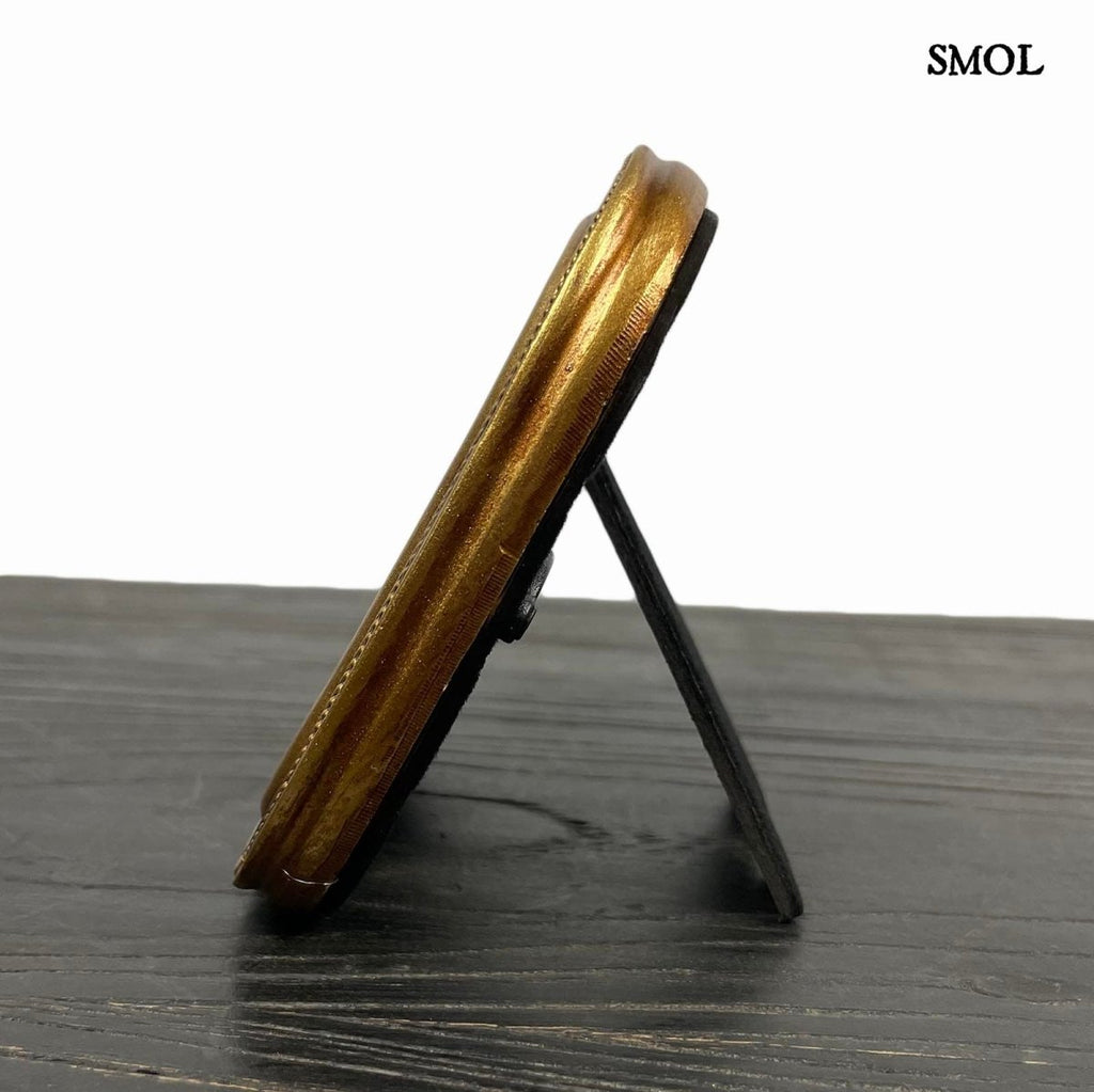 Antik arany képkeret kerekített sarkokkal és gyöngysoros díszítéssel, oldalról