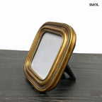 Antik arany képkeret kerekített sarkokkal és gyöngysoros díszítéssel, ferdén