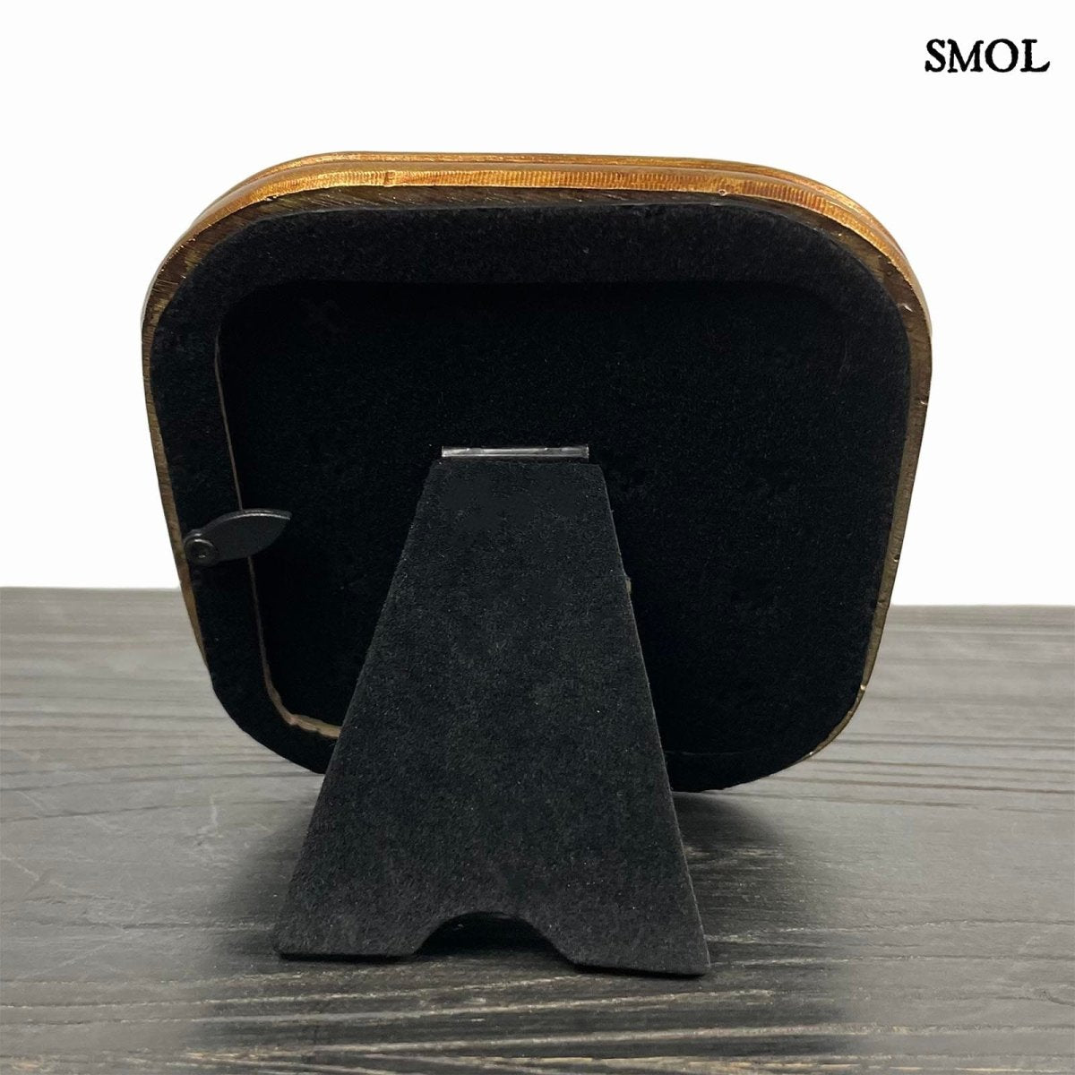 Antik arany képkeret kerekített sarkokkal és gyöngysoros díszítéssel, hátulról